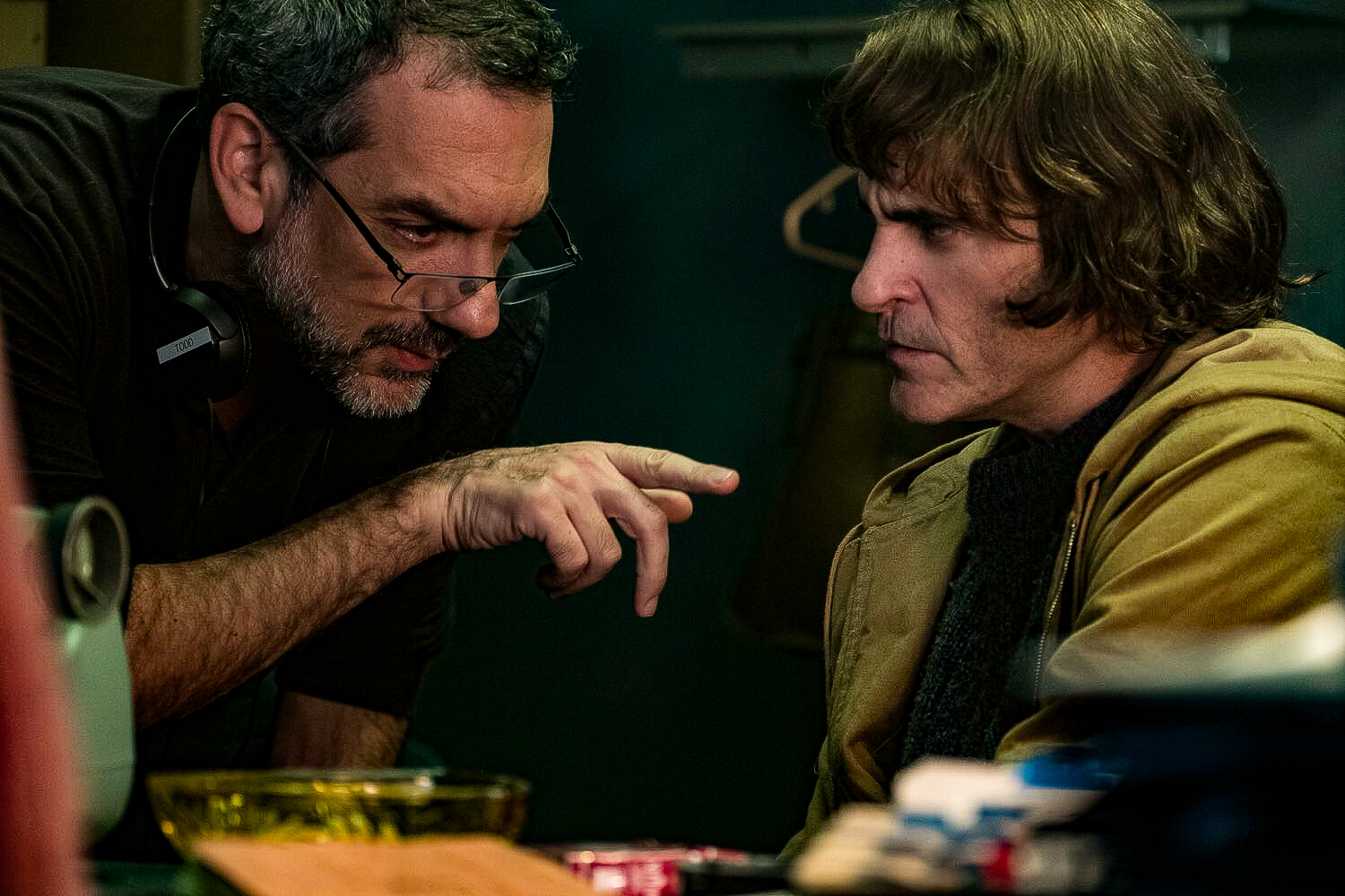 Director Todd Phillips and Joaquin Phoenix Joker (2019). Photo – Niko Tavernise – 2019 Warner Bros. Entertainment Inc.