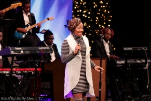 Le'Andria Johnson singing at 95.7 Hallelujah FM Worship Christmas. 